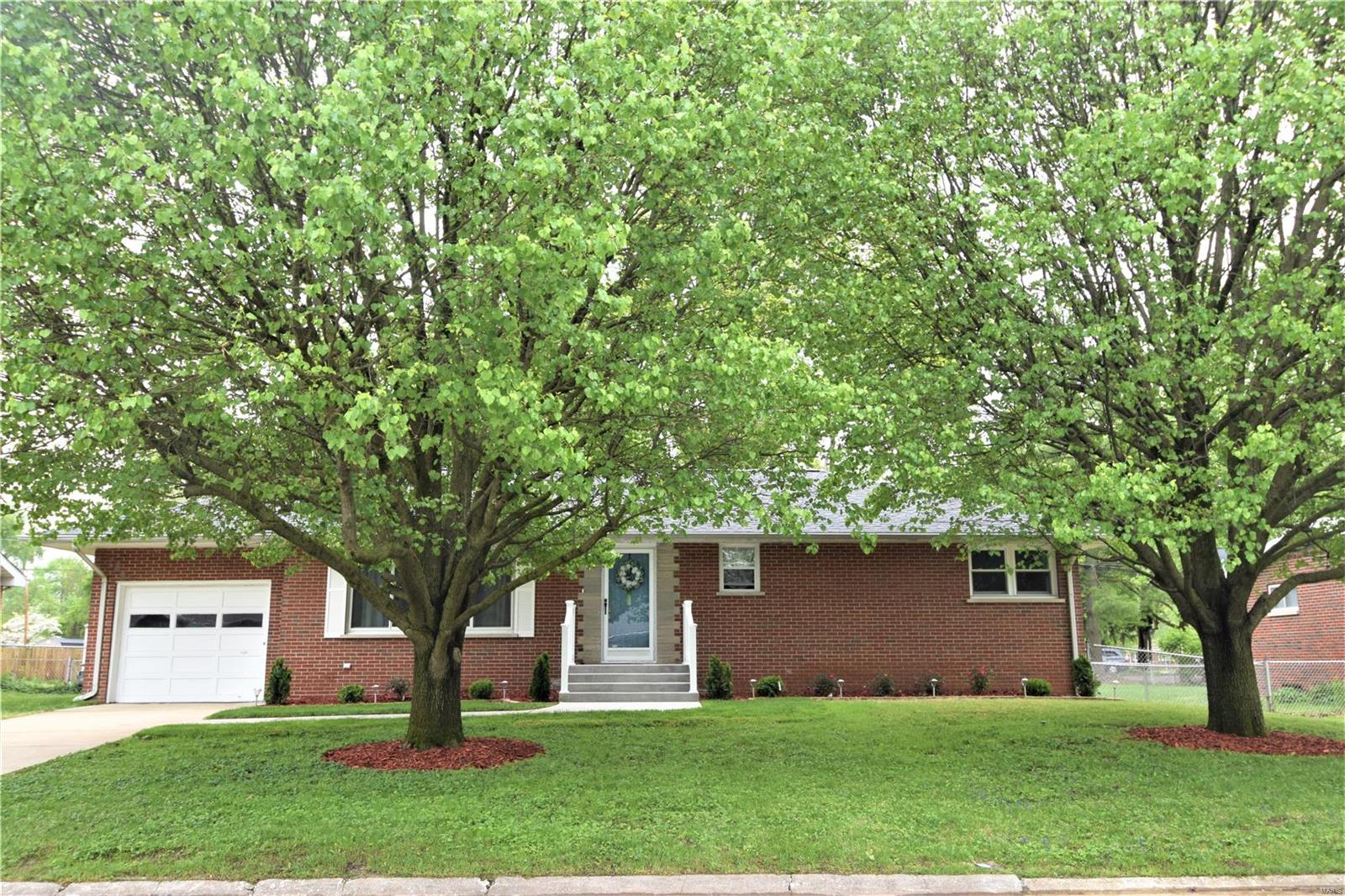 813 Pardee Road Godfrey, IL 62035 - Photo 1 of 29 Gallery Image 1