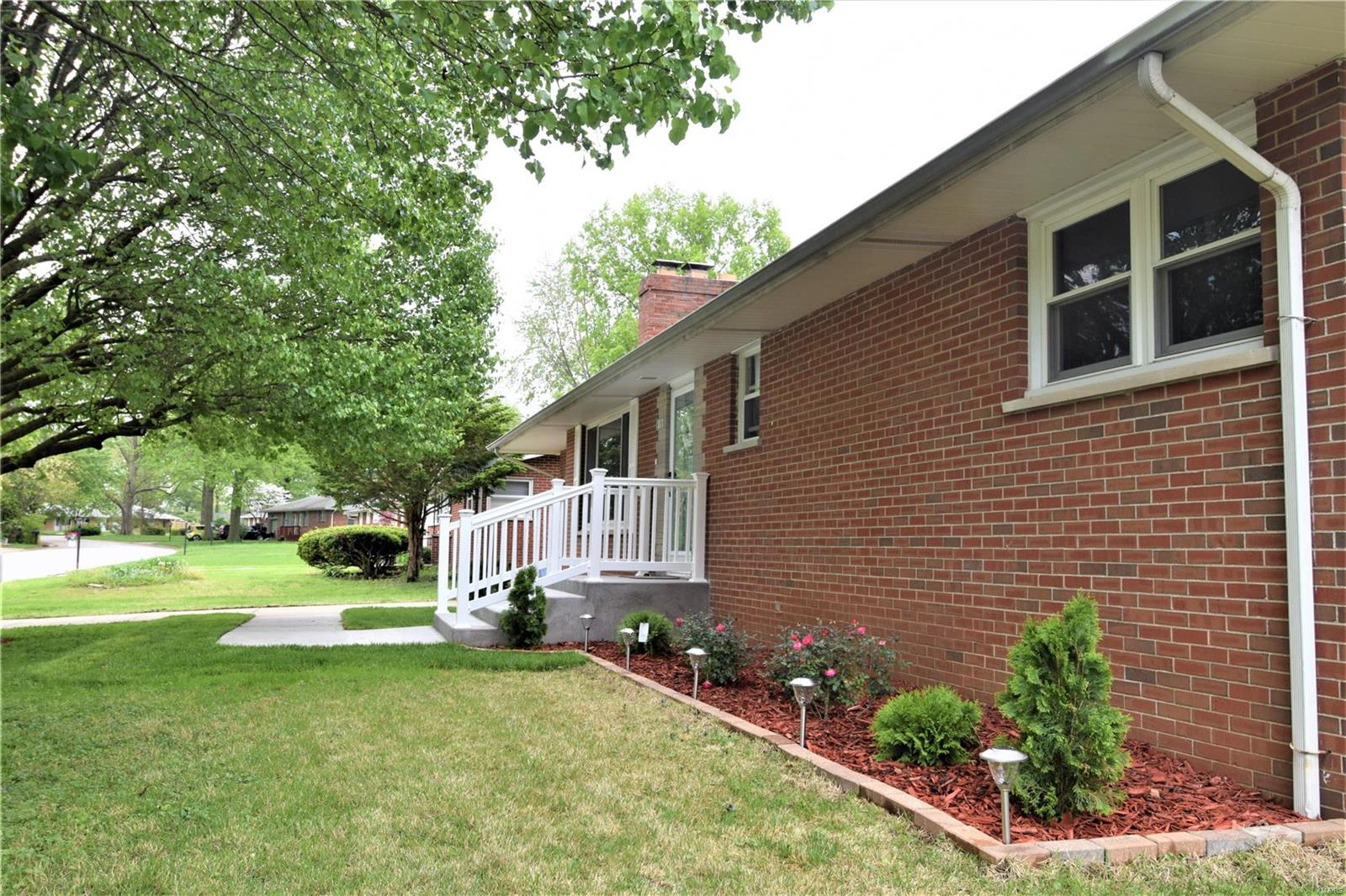 813 Pardee Road Godfrey, IL 62035 - Photo 4 of 29 Gallery Image 4