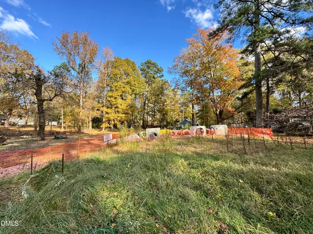 a view of yard with tree