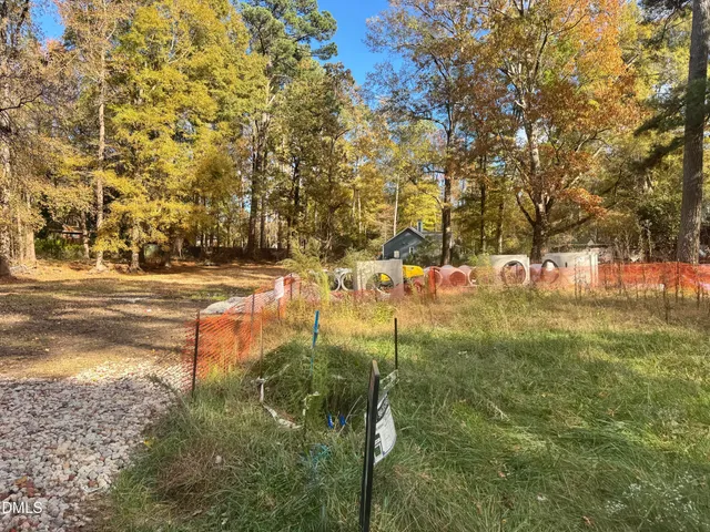 a view of yard with tree