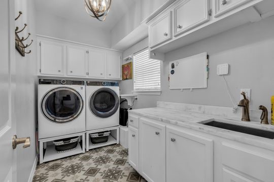 8723 Kennet Valley Road Spring, TX 77379 - Photo 20 of 38 a utility room with sink dryer and washer