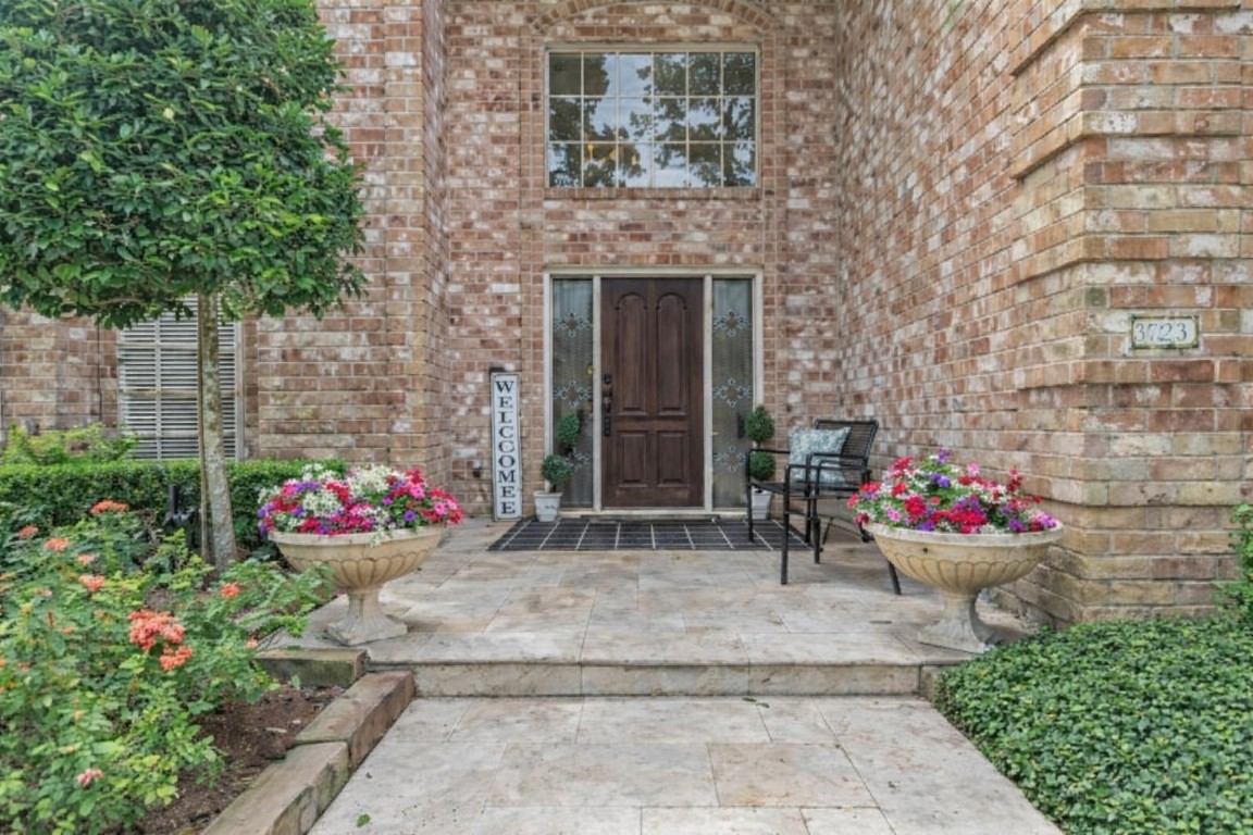 8723 Kennet Valley Road Spring, TX 77379 - Photo 4 of 38 a front view of a house with a garden