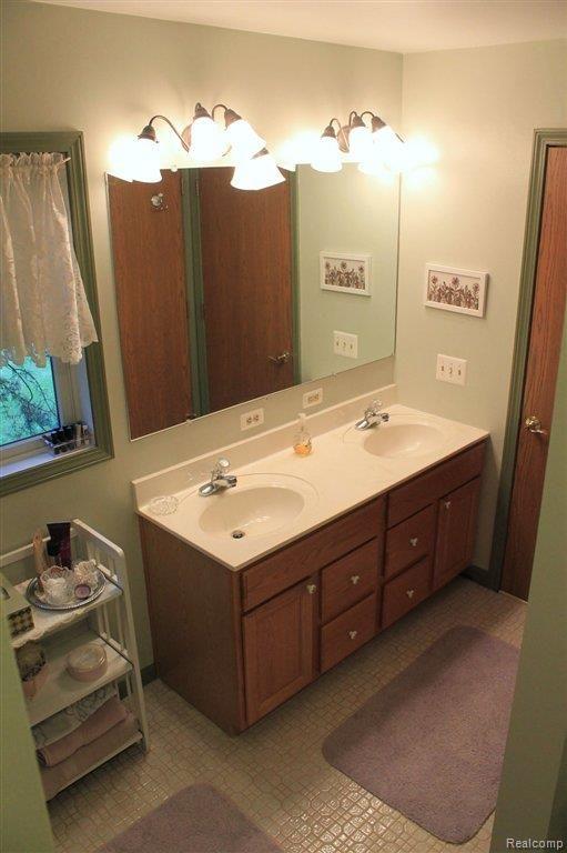 1105 Miller Road Allenton, MI 48002 - Photo 17 of 25 17-MasterBath.jpg
