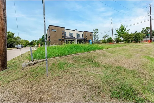 a view of a house with a yard and a fountain