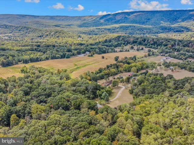 $350,000 | 350 Skytop Lane, Berkeley Springs, WV 25411