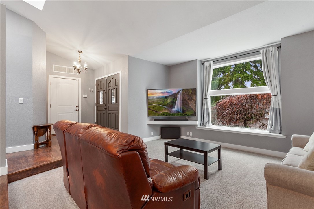 18618 112th Avenue Southeast Renton, WA 98055 - Photo 3 of 29 Gallery Image 3