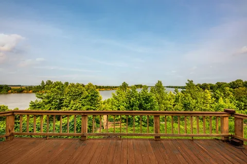 a view of a house with backyard and garden