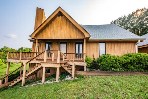 a view of a house with backyard and garden