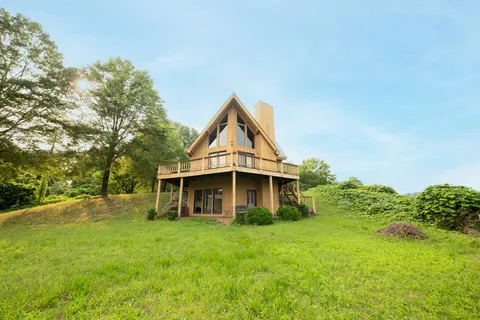 a view of a house with yard and garage