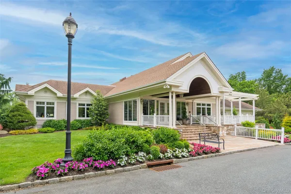 $3,189,000 | 323 Baltustrol Circle, Roslyn, NY 11576
