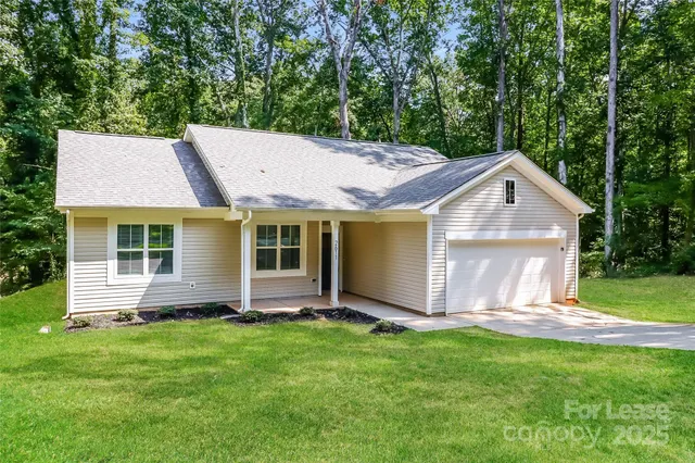 a view of a house with backyard and garden