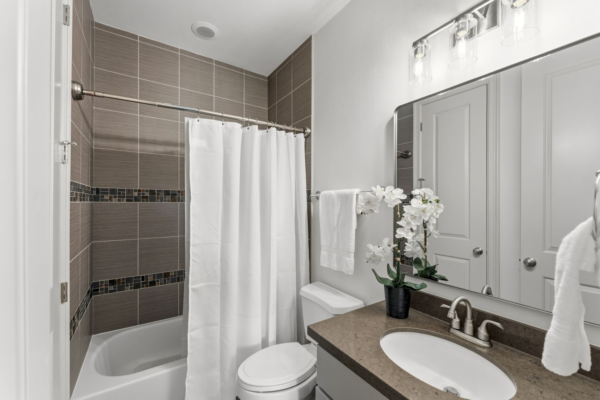 10 Spincaster Drive Spring, TX 77389 - Photo 6 of 38 Private ensuite bath for the first floor guest suite