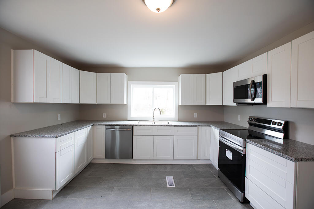 179 Main Street Corinth, ME 04427 - Photo 7 of 26 DJ2A9728