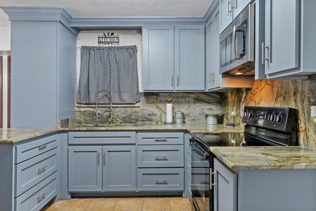 621 Royal Valley Road Grand Prairie, TX 75052 - Photo 11 of 24