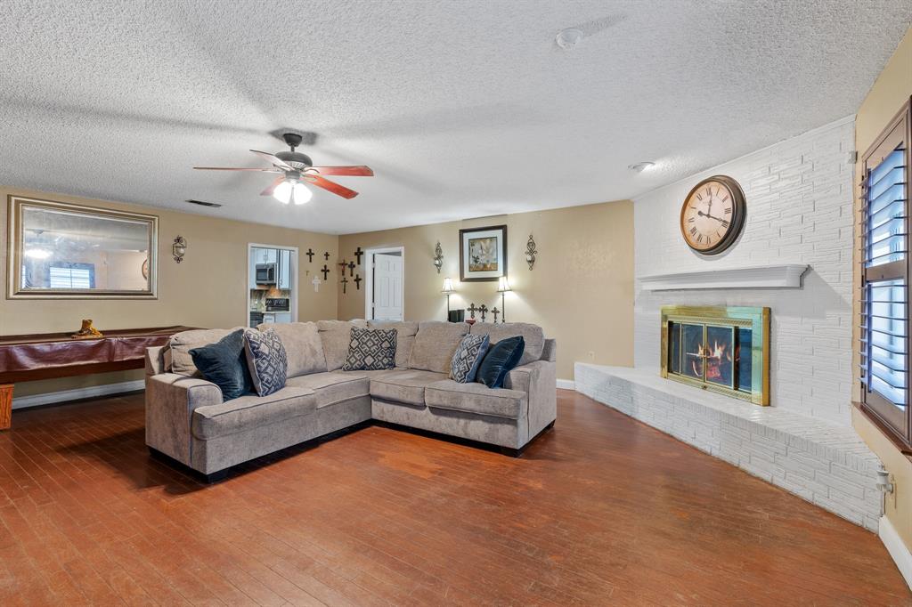 621 Royal Valley Road Grand Prairie, TX 75052 - Photo 13 of 24