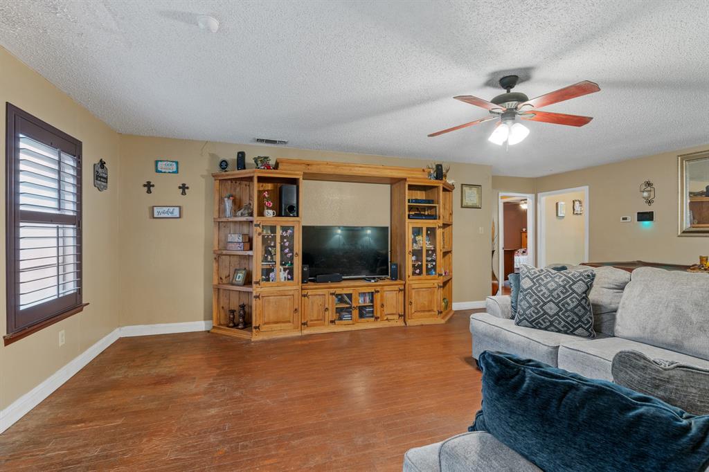 621 Royal Valley Road Grand Prairie, TX 75052 - Photo 14 of 24