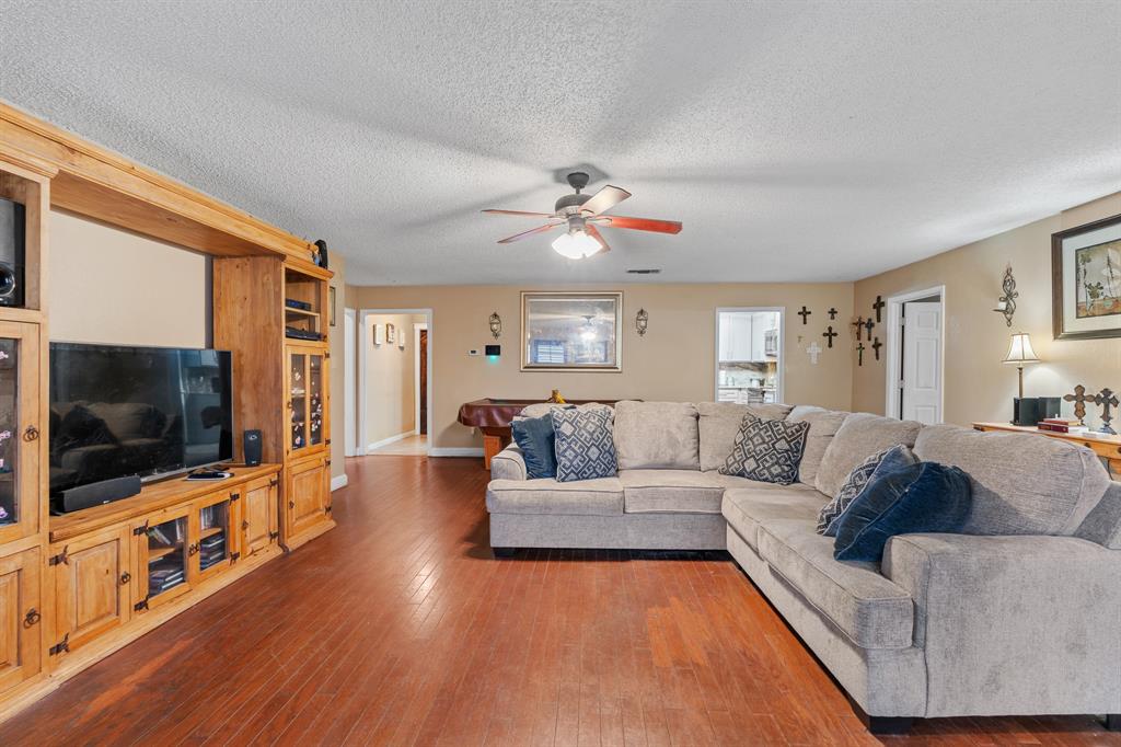 621 Royal Valley Road Grand Prairie, TX 75052 - Photo 15 of 24