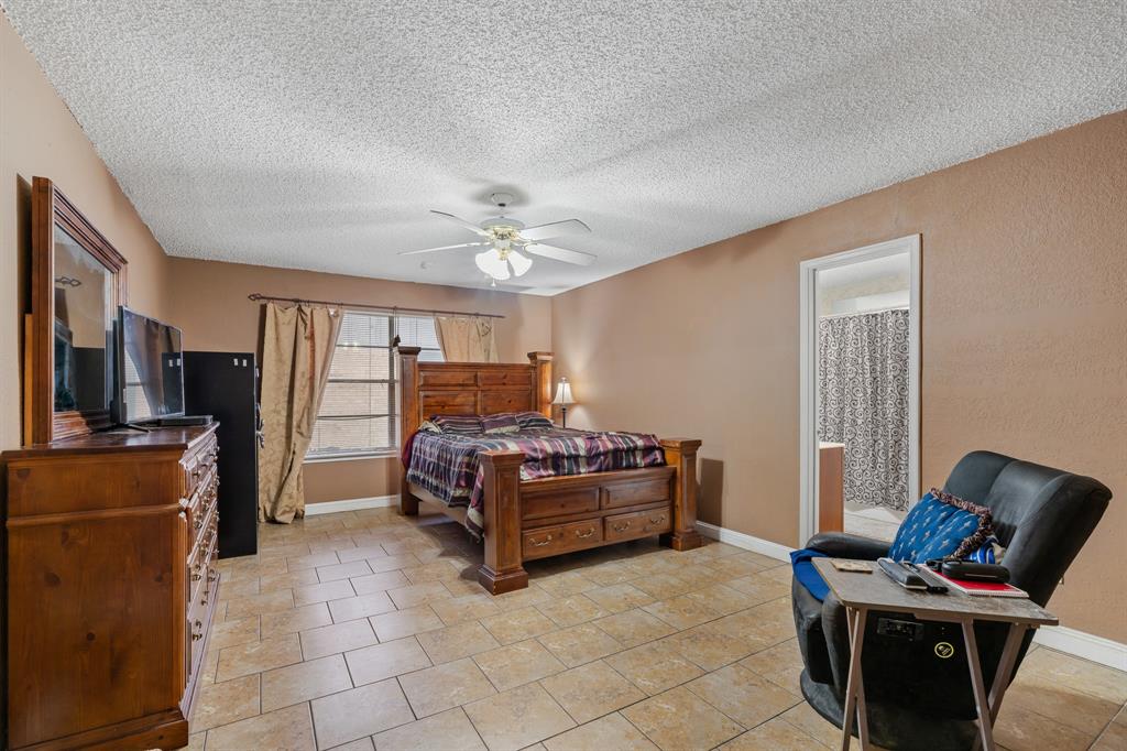 621 Royal Valley Road Grand Prairie, TX 75052 - Photo 17 of 24