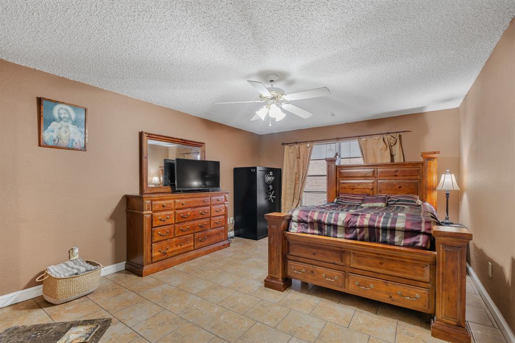 621 Royal Valley Road Grand Prairie, TX 75052 - Photo 18 of 24