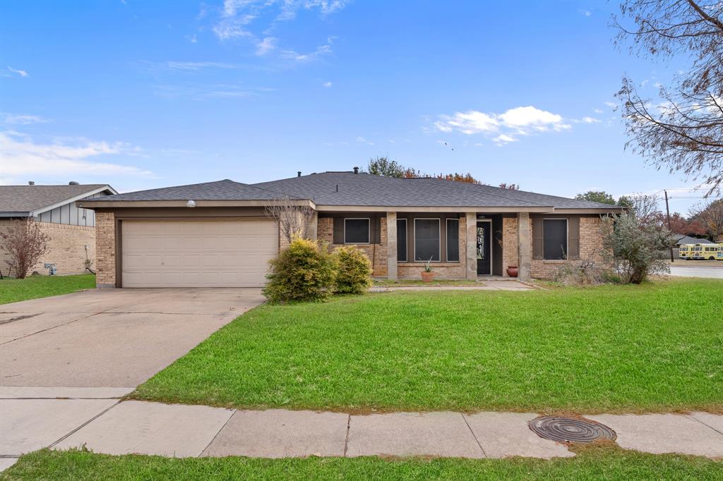 621 Royal Valley Road Grand Prairie, TX 75052 - Photo 2 of 24