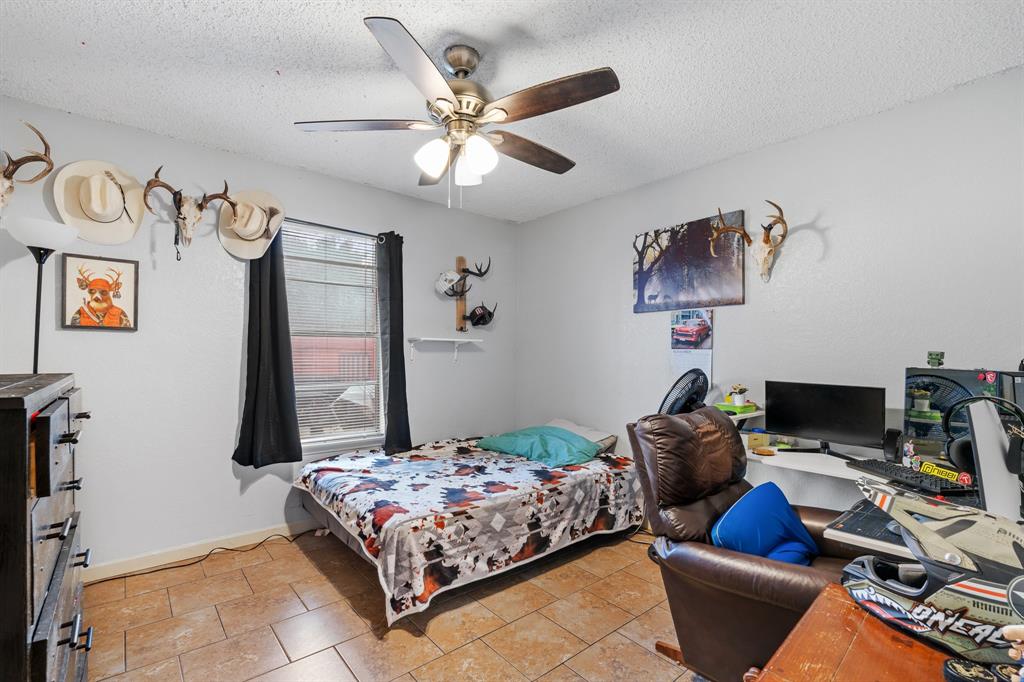 621 Royal Valley Road Grand Prairie, TX 75052 - Photo 22 of 24