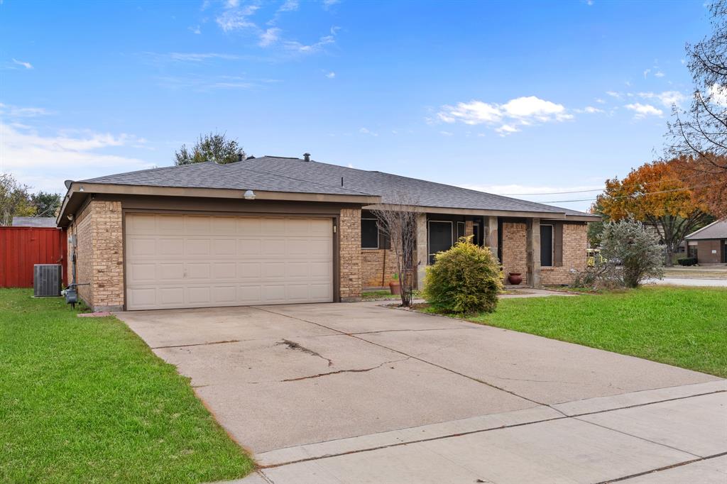 621 Royal Valley Road Grand Prairie, TX 75052 - Photo 3 of 24