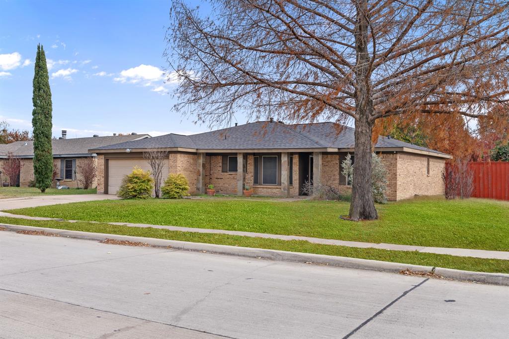 621 Royal Valley Road Grand Prairie, TX 75052 - Photo 4 of 24