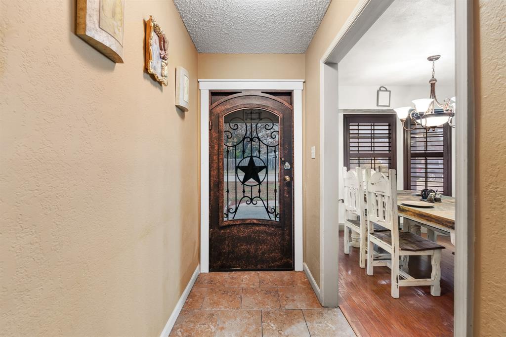 621 Royal Valley Road Grand Prairie, TX 75052 - Photo 6 of 24