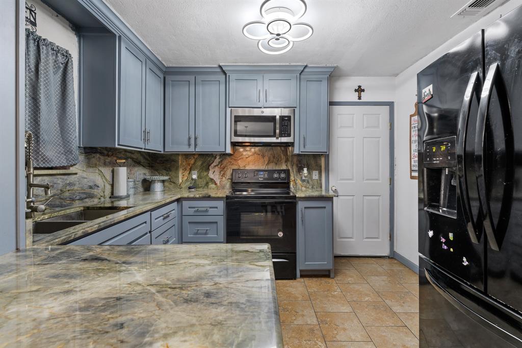 621 Royal Valley Road Grand Prairie, TX 75052 - Photo 9 of 24