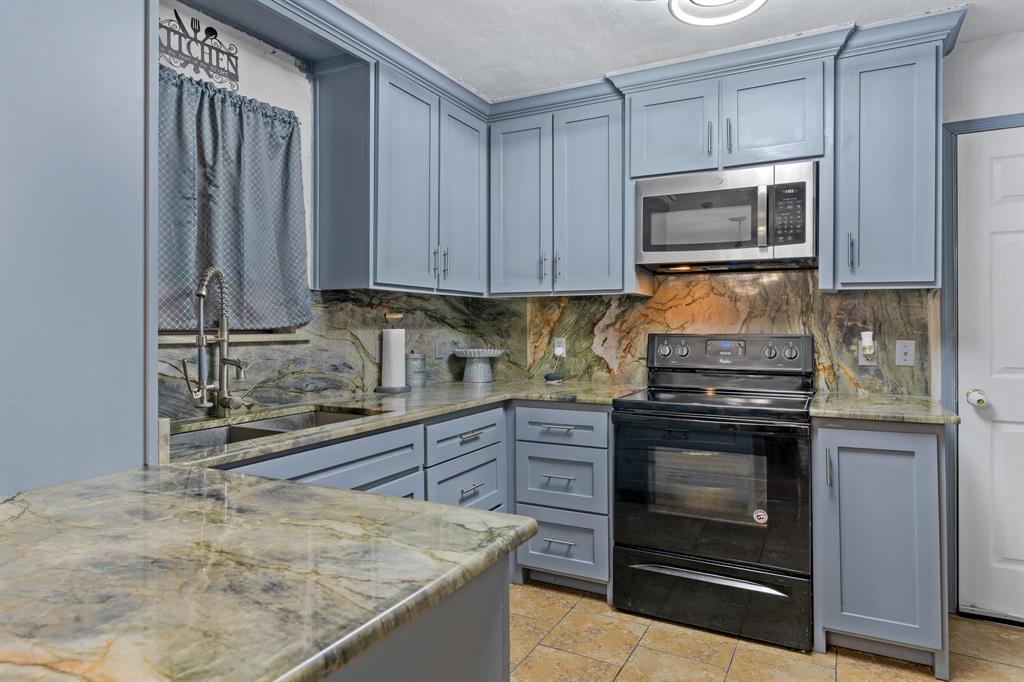 621 Royal Valley Road Grand Prairie, TX 75052 - Photo 10 of 24