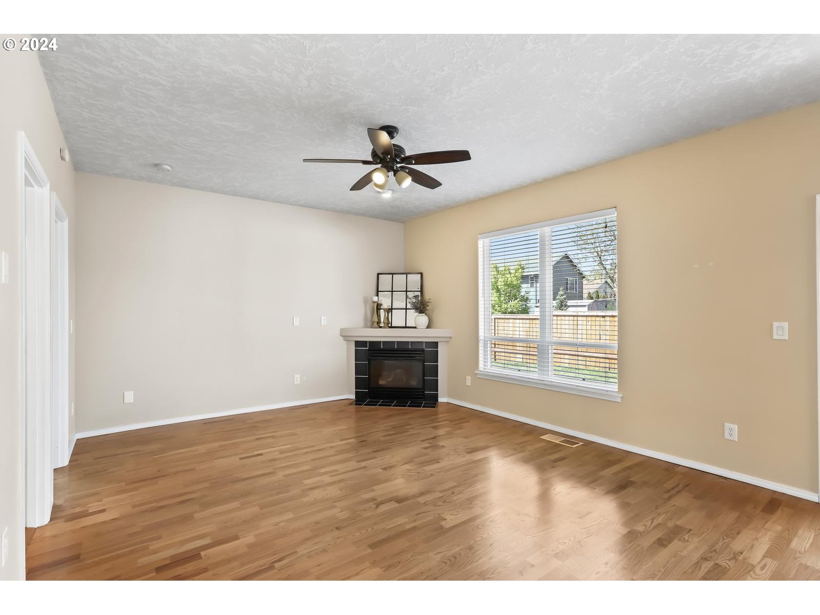 18283 Davis Street Sandy, OR 97055 - Photo 11 of 42 a view of an empty room with a window