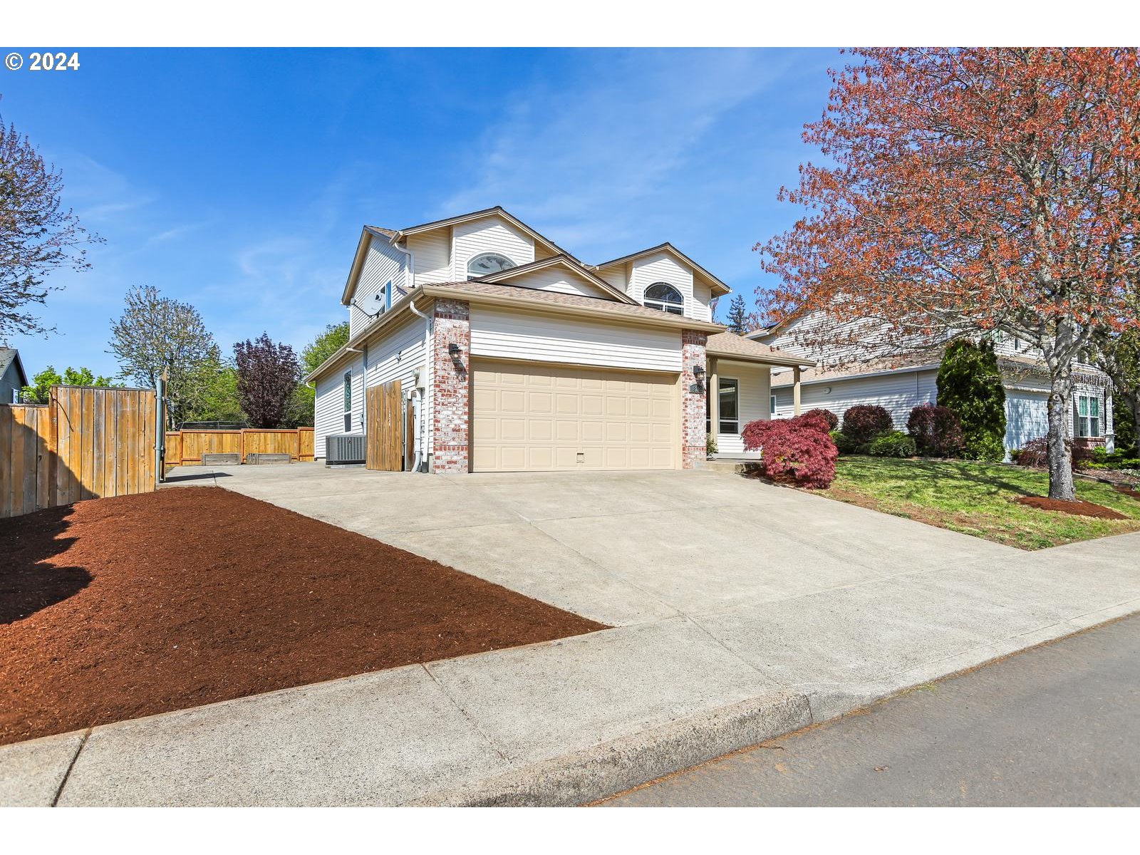 18283 Davis Street Sandy, OR 97055 - Photo 2 of 42 a front view of a house with a yard