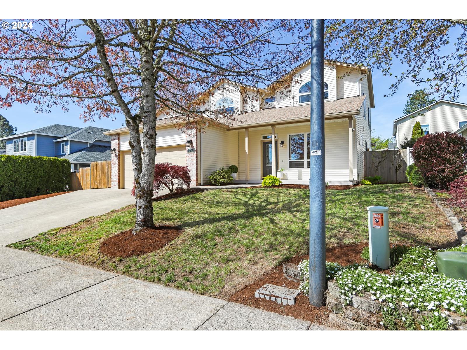 18283 Davis Street Sandy, OR 97055 - Photo 42 of 42 a front view of a house with garden