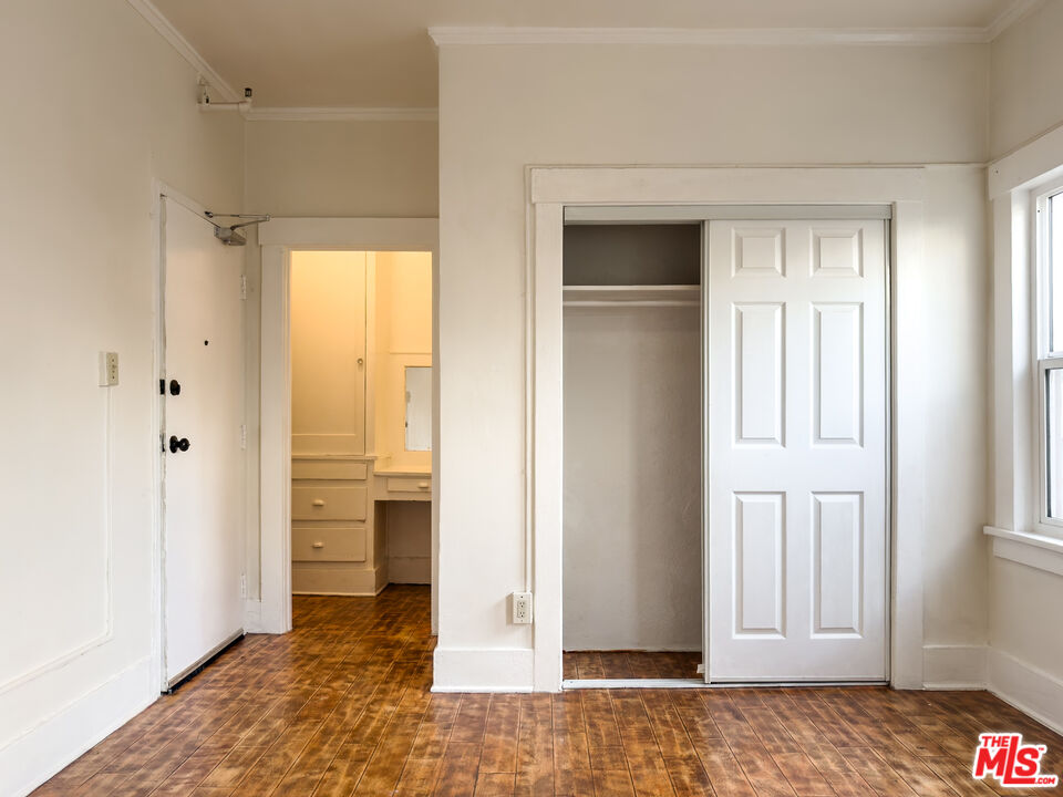 434 South Rampart Boulevard, Unit 108 Los Angeles, CA 90057 - Photo 8 of 18 a view of a bedroom from a hallway
