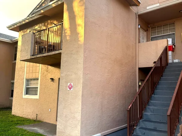 $2,300 | 2331 Northwest 96th Terrace, Unit 17M, Pembroke Pines, FL 33024
