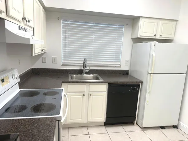 $2,300 | 2331 Northwest 96th Terrace, Unit 17M, Pembroke Pines, FL 33024