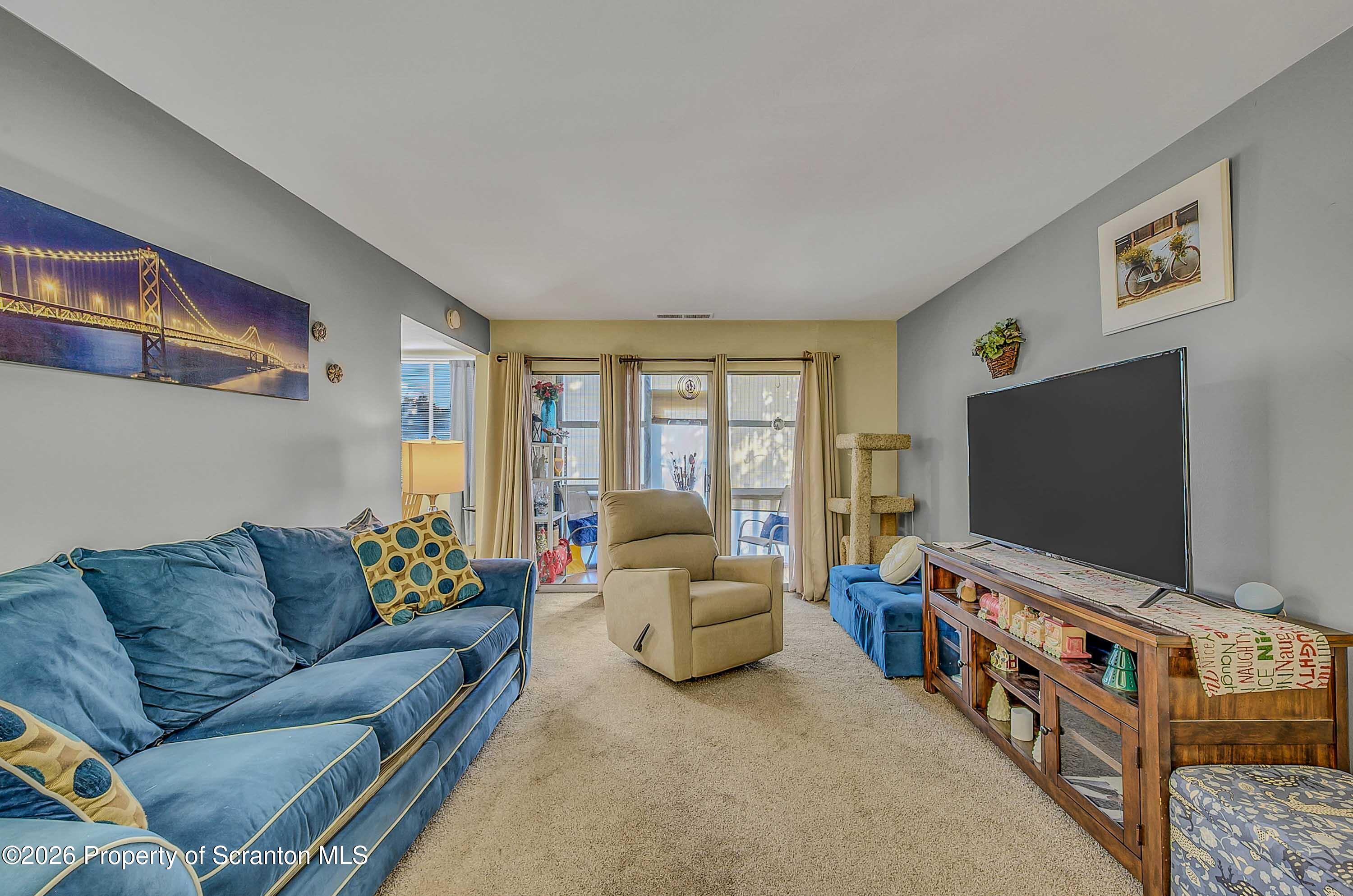 1603 Summit Pointe Scranton, PA 18508 - Photo 12 of 28 Living Room