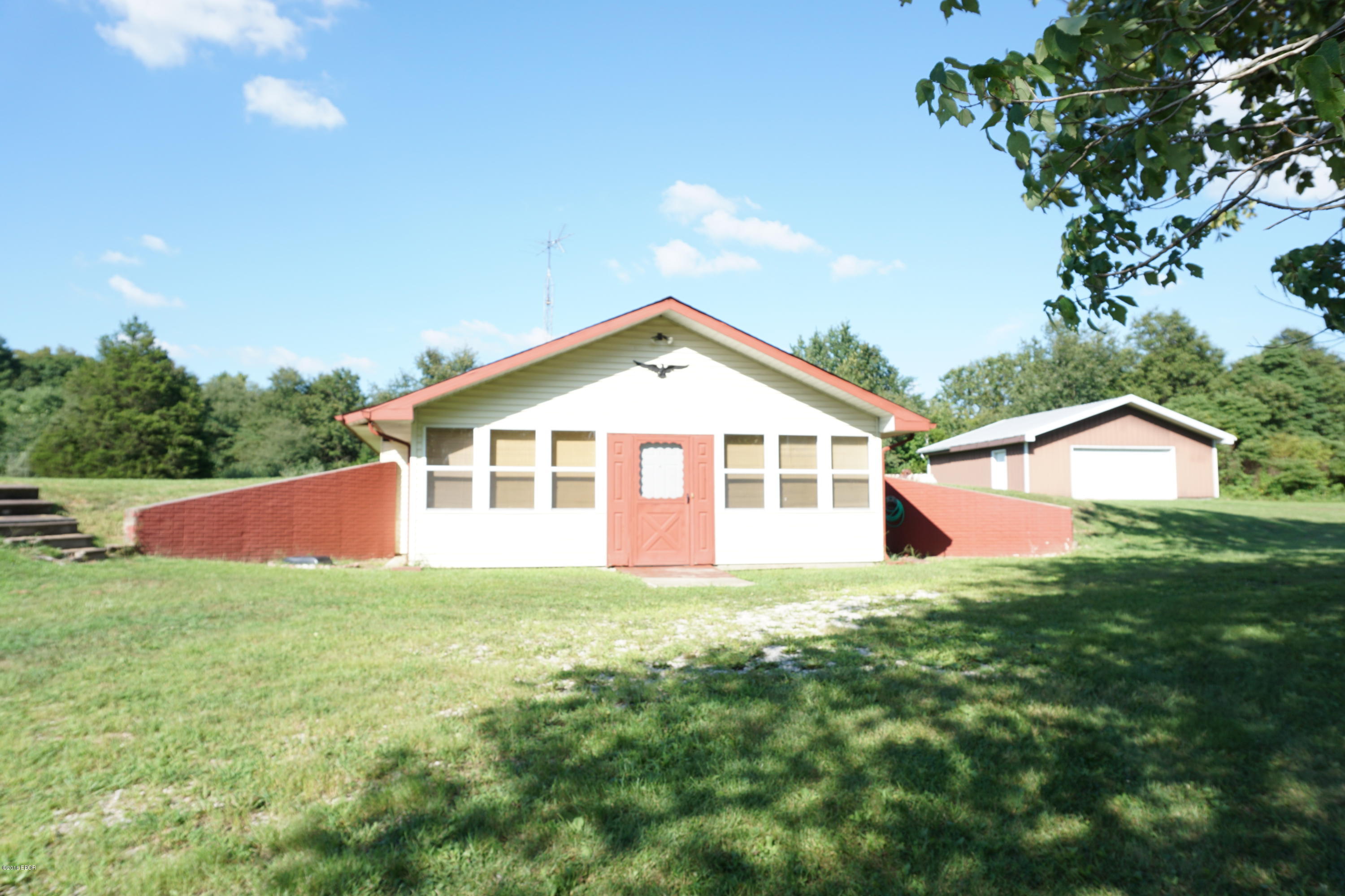 8825 Seavers Road Iuka, IL 62849 - Photo 1 of 26