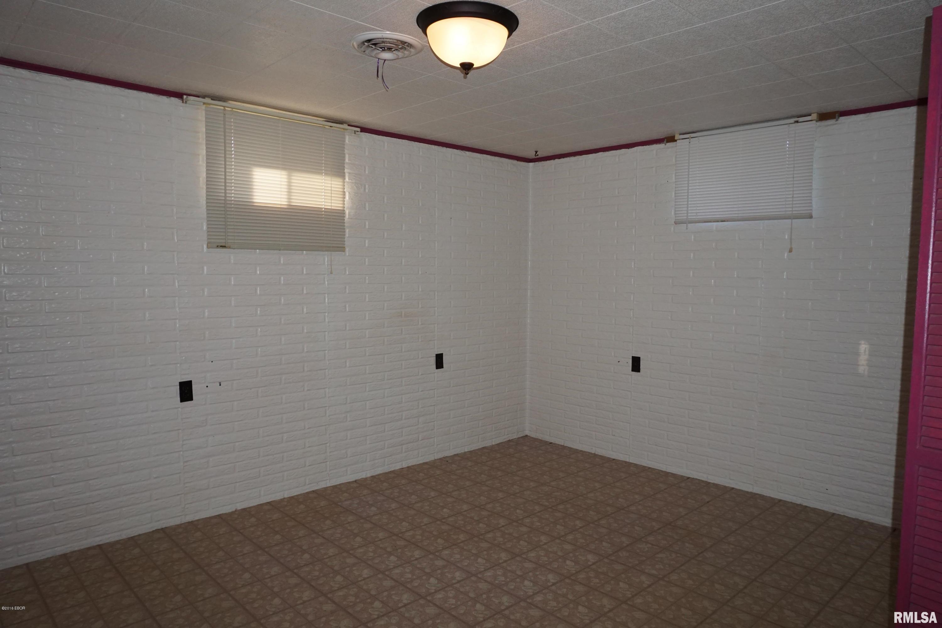 8825 Seavers Road Iuka, IL 62849 - Photo 7 of 26