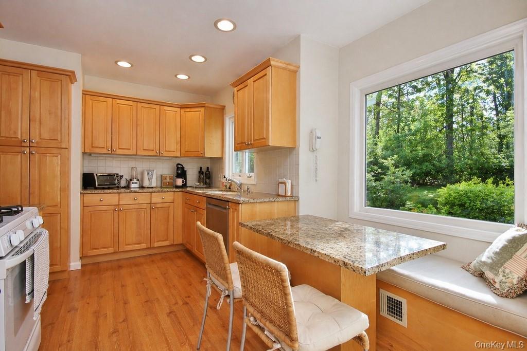 74 Hungerford Road Briarcliff Manor, NY 10510 - Photo 2 of 33