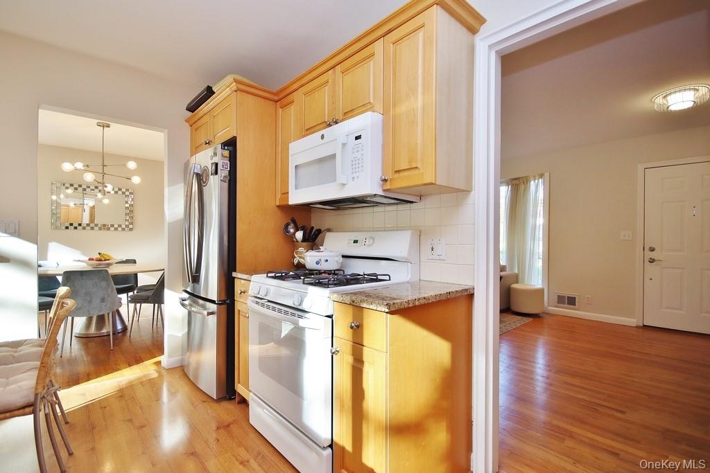 74 Hungerford Road Briarcliff Manor, NY 10510 - Photo 3 of 33