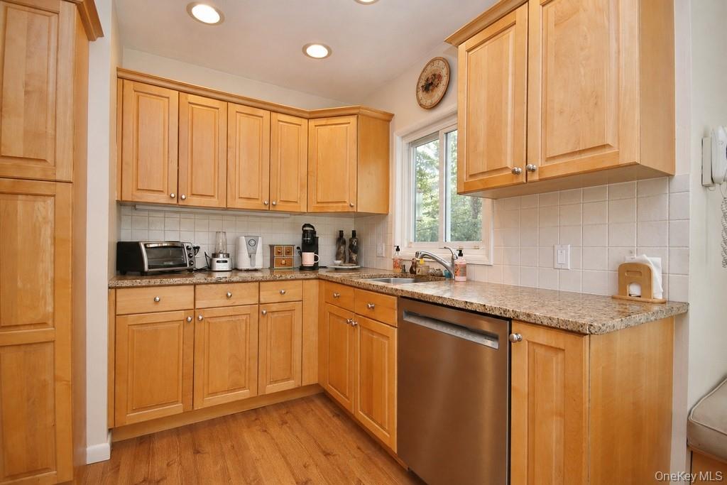 74 Hungerford Road Briarcliff Manor, NY 10510 - Photo 4 of 33