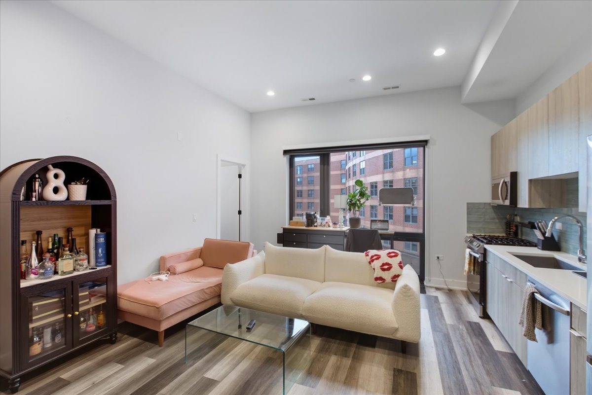 2317 North Clark Street, Unit 310 Chicago, IL 60614 - Photo 2 of 17