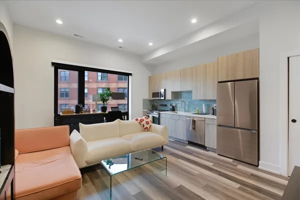 $4,000 | 2317 North Clark Street, Unit 310, Chicago, IL 60614