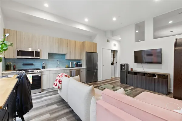 $4,000 | 2317 North Clark Street, Unit 310, Chicago, IL 60614