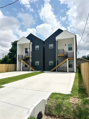 a view of a house with backyard and porch