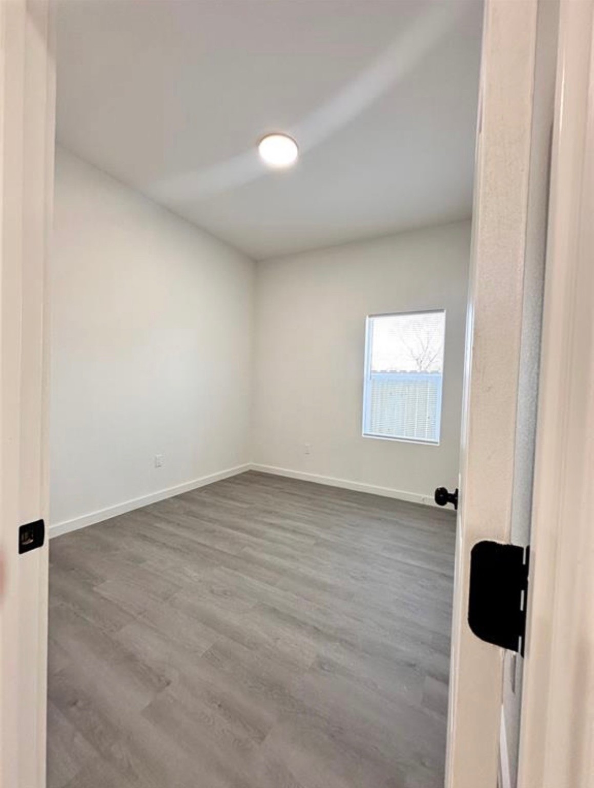 328 Clearwater Street Houston, TX 77029 - Photo 7 of 10 an empty room with a window