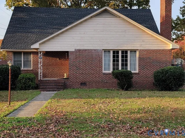 a view of a house with a yard and plants