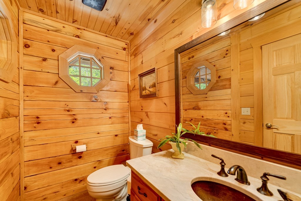 301 Cardinal Ridge Drive Highlands, NC 28741 - Photo 35 of 63 Main-level half bath