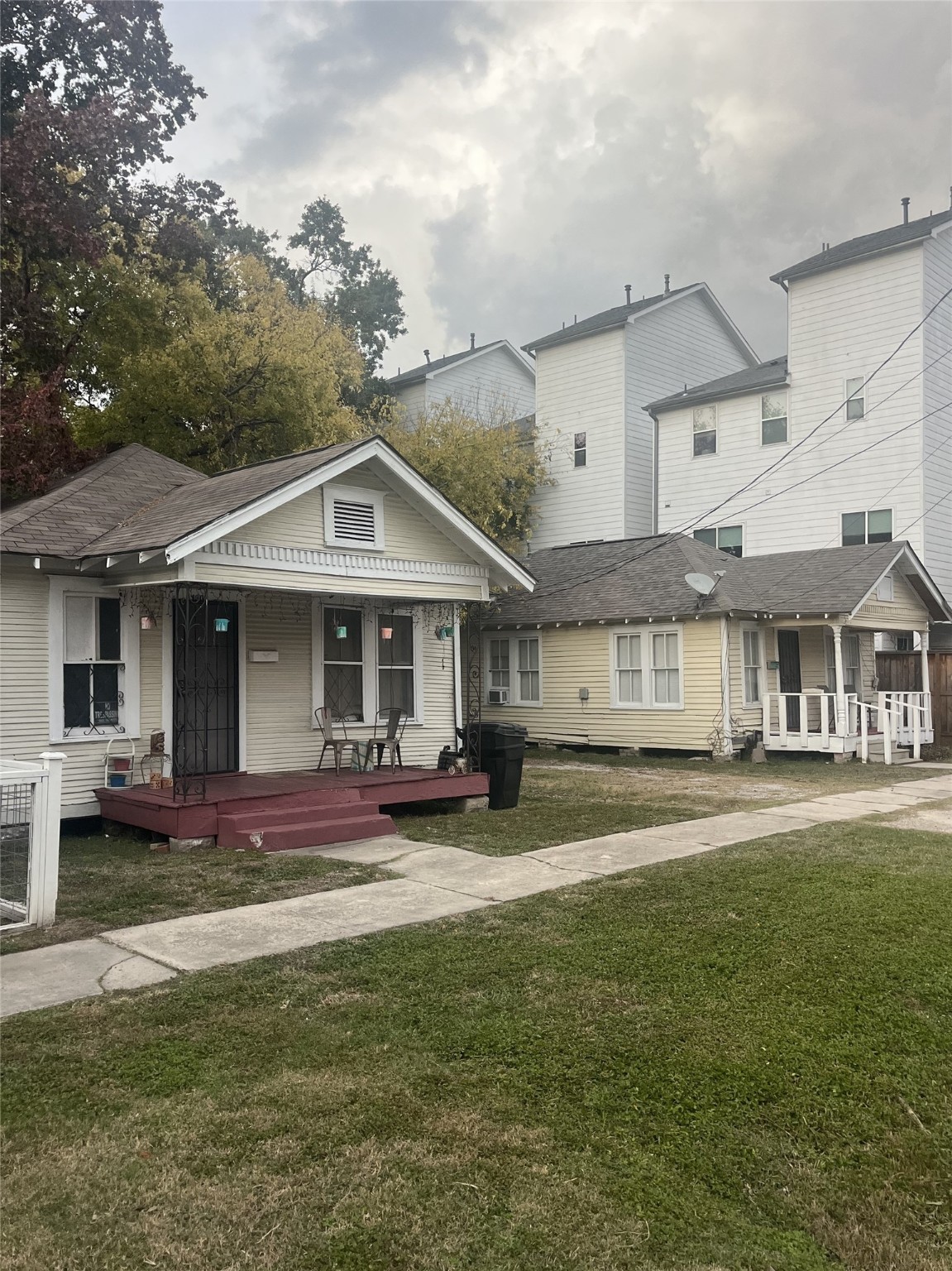 1306 Summer Street Houston, TX 77007 - Photo 2 of 3 a front view of a house with a garden and trees